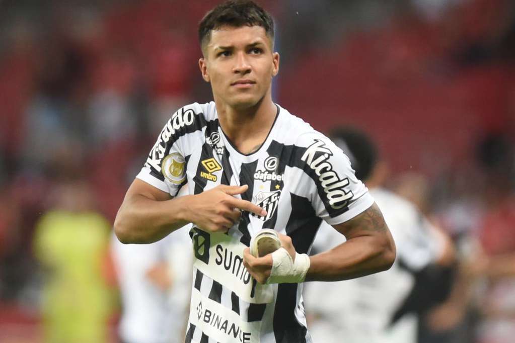 Santos tenta renovar com Marcos Leonardo