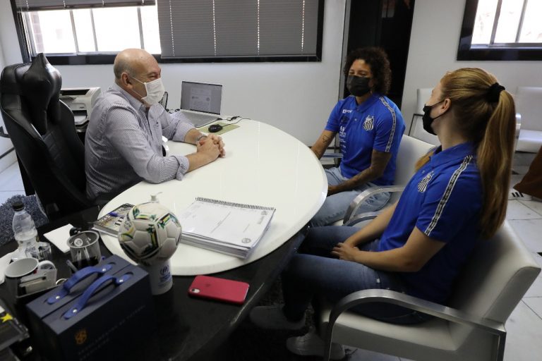 Presidente recebeu Sereias do Santos nesta sexta (Foto: Pedro Ernesto Guerra Azevedo/SantosFC)