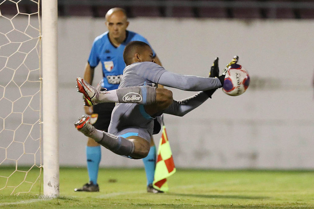 Diógenes pegou dois pênaltis pelo Santos