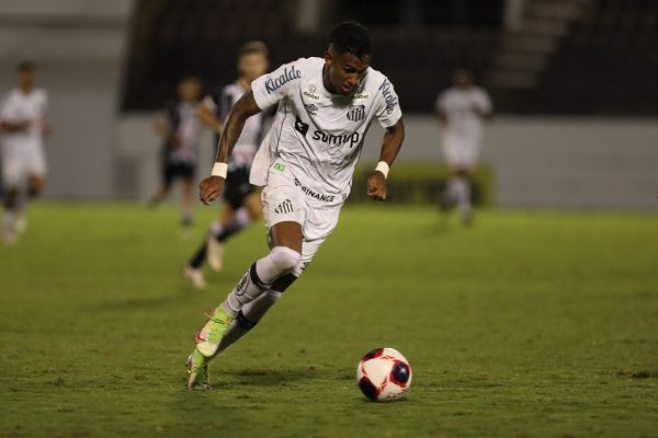 Rwan foi um destaques do Santos na partida