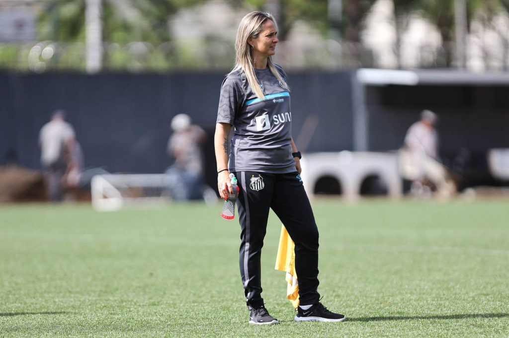 Tatiele é a treinadora do Santos