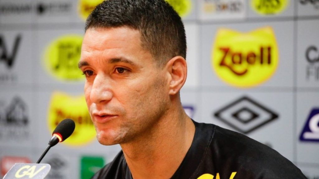 Thiago Neves está livre no mercado e é um dos nomes que poderia ser contratado de graça pelo Santos