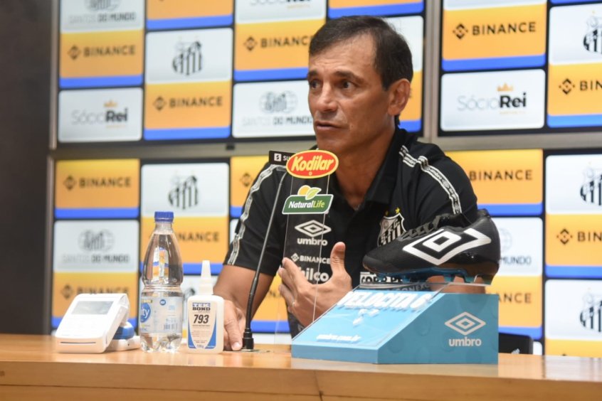 Fabián Bustos foi apresentado no Santos nesta quarta-feira