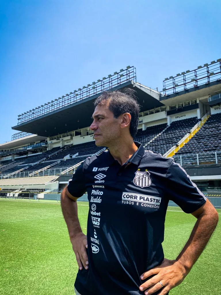 Fabián Bustos estreia no Santos e já tem zagueiro contratado com seu aval. (Foto: Divulgação / Santos FC)