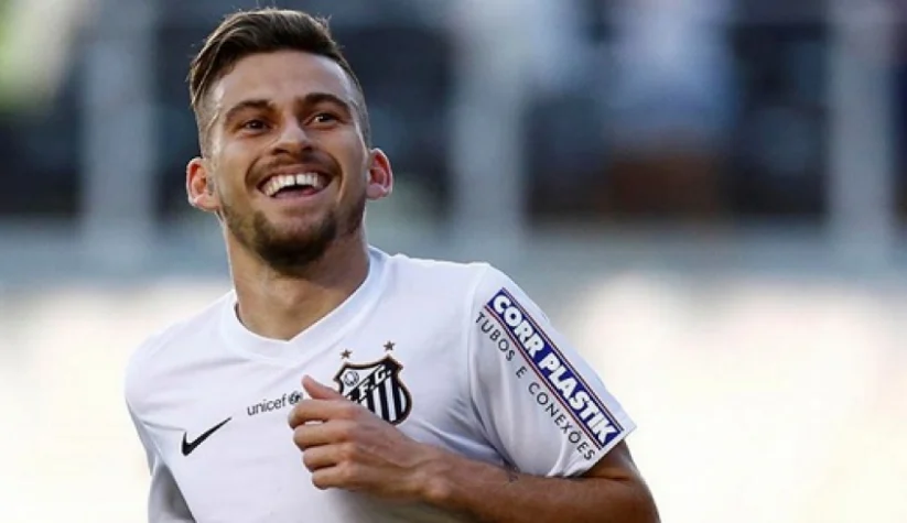 Com pedido de desculpas à torcida, Lucas Lima anuncia retorno ao Santos