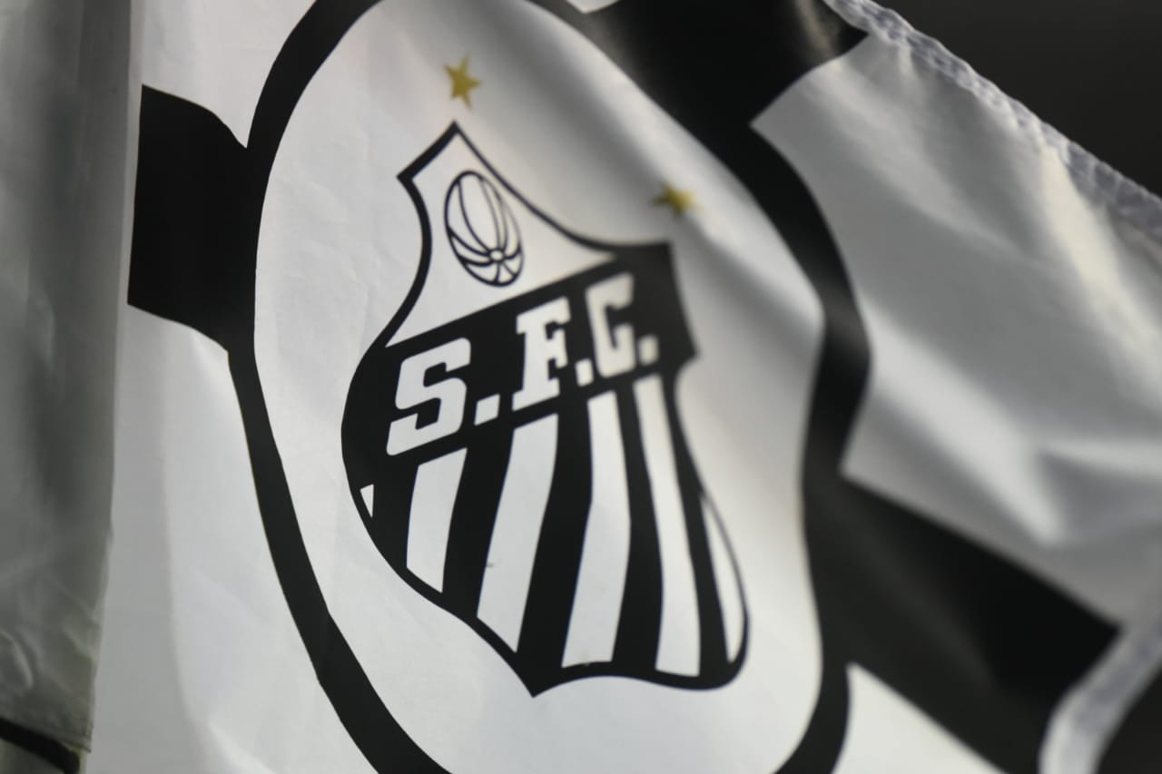 Defensor faz post nas redes e confirma que está de saída “Obrigado, Santos” Santistas