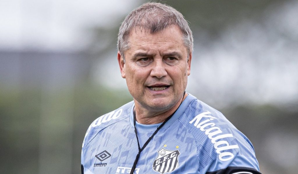 Diego Aguirre no treino do Santos
