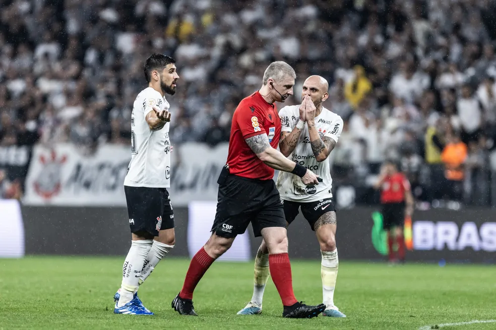 Corinthians e Santos empatam com gol contra e pênalti nos