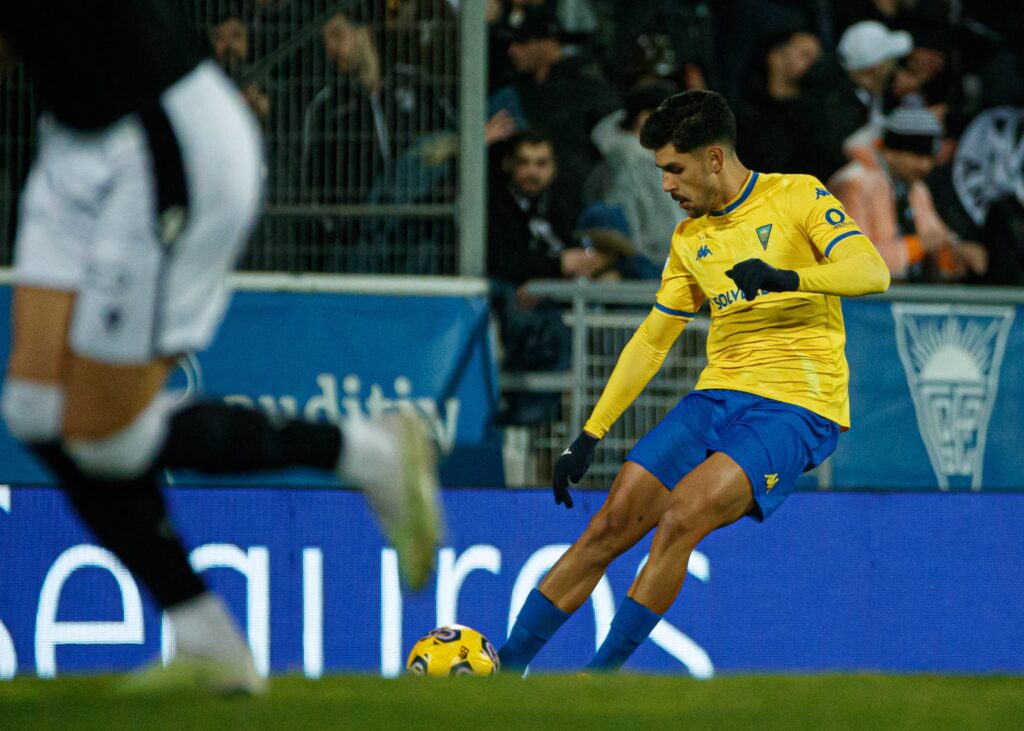 Basso em ação pelo Estoril que fez oferta ao Santos. Foto: O Gol