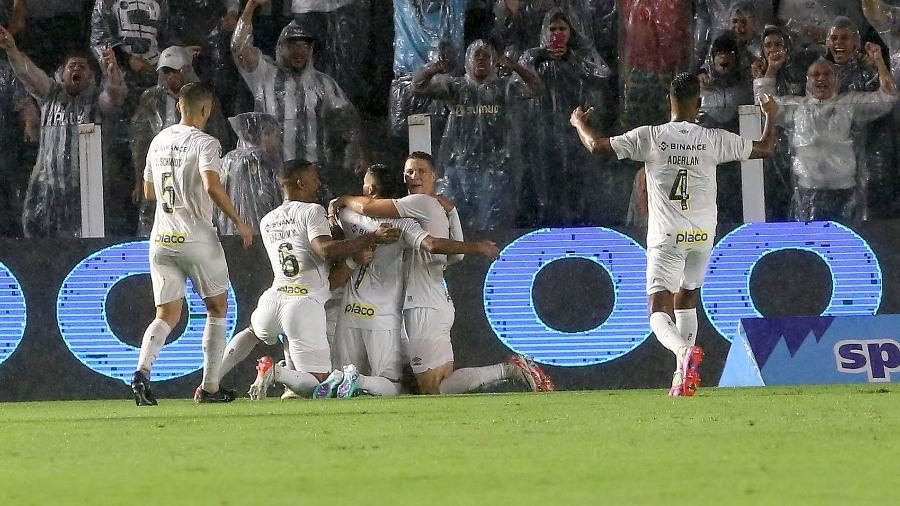 Santos comemorando