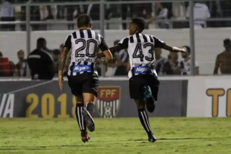 Rodrygo comemorando Santos x Ponte Preta 2018