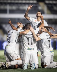 elenco comemorando Santos