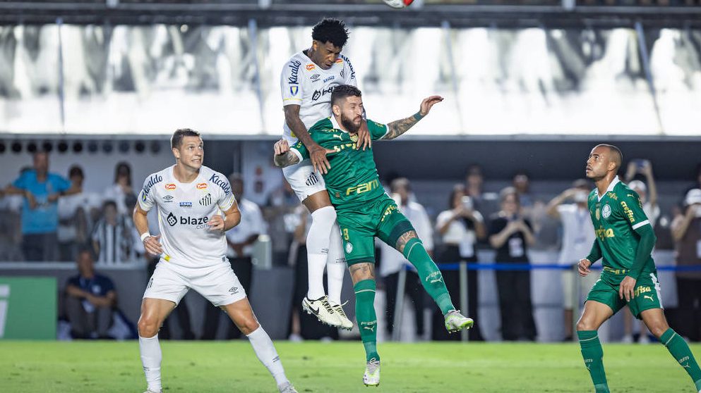 Gil, do Santos disputando a bola com Zé Rafael, do Palmeiras na final do paulista - Abner Dourado / AGIF