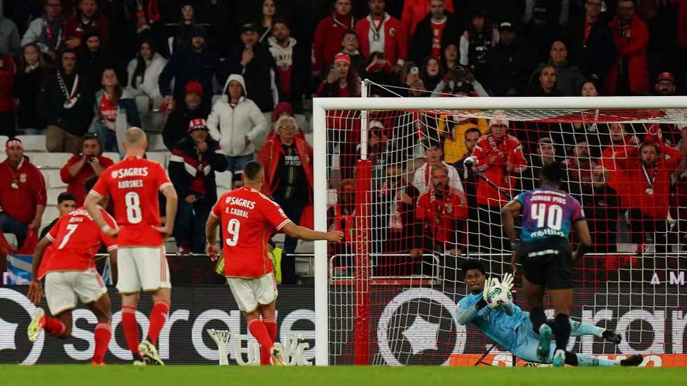 Hugo Souza defende três penaltis, mas não evita derrota para o Benfica - Foto: Gualter Fatia/Getty Imagens