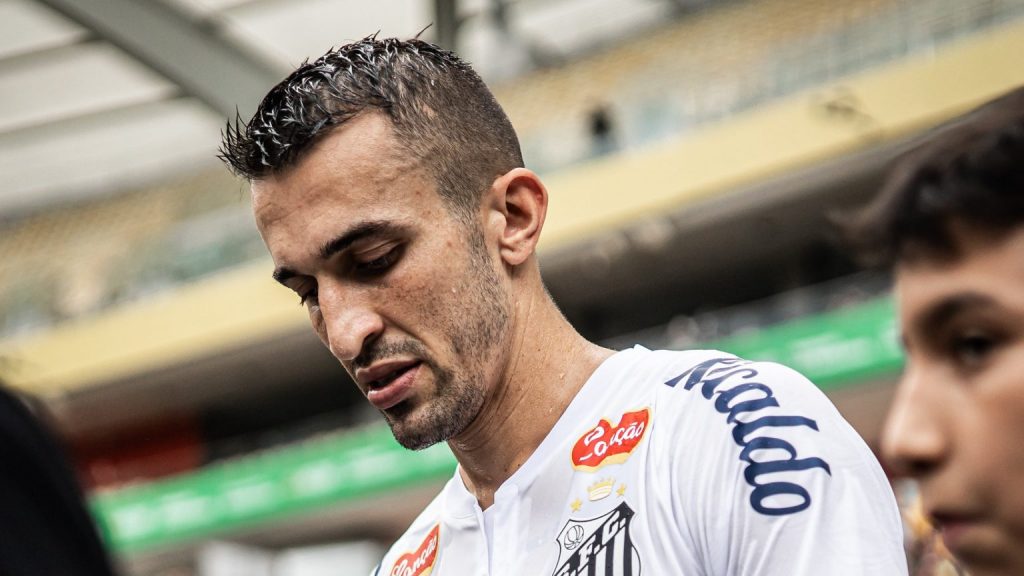 Fotos: Raul Baretta/ Santos FC - O jogador tem novidade no Santos para o próximo jogo