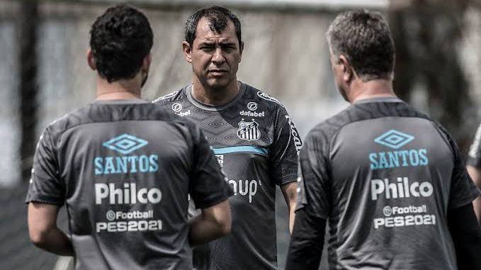 Carille conversando com a sua comissão técnica - Foto: Ivan Stort/Santos FC