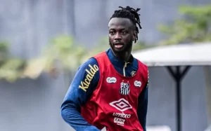 Njie com a camisa do Peixe - Foto: Ivan Storti/Santos FC