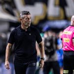 Pedro Caixinha - Foto: Raul Bareta/ Santos FC.
