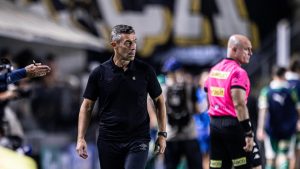 Pedro Caixinha - Foto: Raul Bareta/ Santos FC.