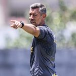 Pedro Caixinha treinando no CT - Foto: Raul Baretta/ Santos FC.