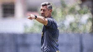 Pedro Caixinha treinando no CT - Foto: Raul Baretta/ Santos FC.