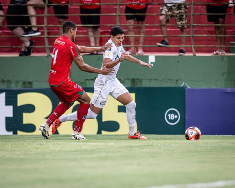 Luca Meirelles tenta escapar da marcação do Velo Clube - Foto: Raul Baretta/SantosFC