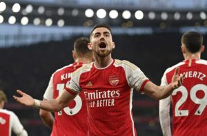Jorginho com a camisa do Arsenal - Foto: Getty Images