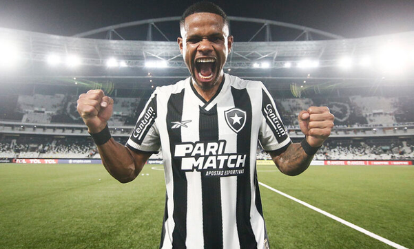 Junior Santos com a camisa do Botafogo - Foto: Flickr Botafogo