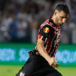 Calleri, do São Paulo, em ação contra o Santos - Foto: São Paulo FC