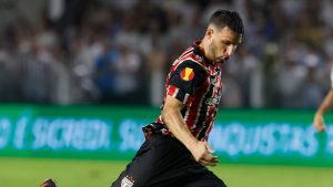 Calleri, do São Paulo, em ação contra o Santos - Foto: São Paulo FC