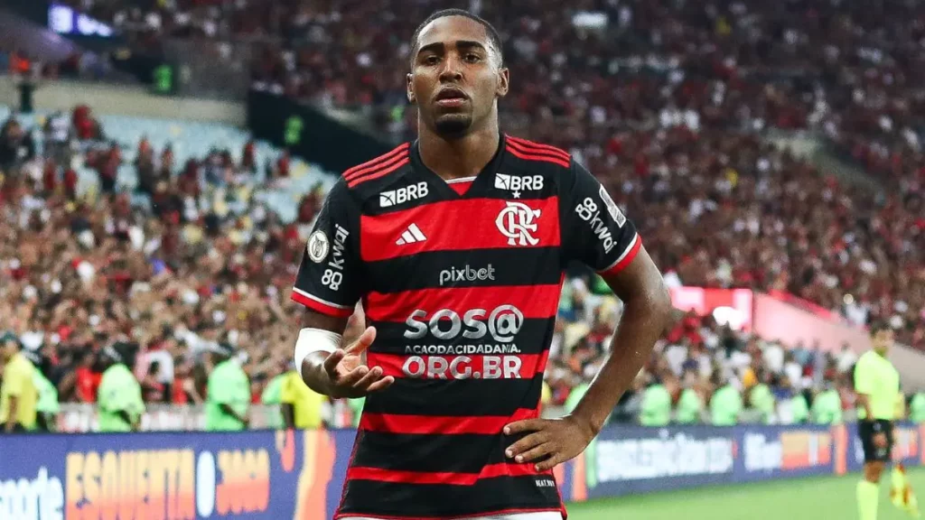 Lorran com a camisa do Flamengo - Foto: Site oficial do Flamengo