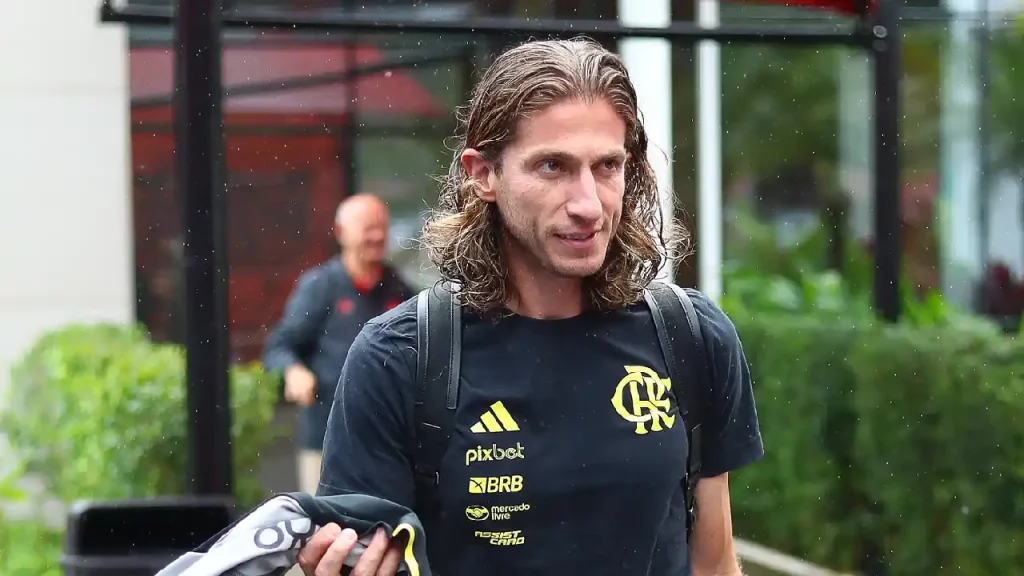 Filipe Luís com a camisa do Flamengo - Foto: Site oficial do Flamengo