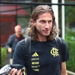 Filipe Luís com a camisa do Flamengo - Foto: Site oficial do Flamengo