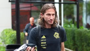 Filipe Luís com a camisa do Flamengo - Foto: Site oficial do Flamengo
