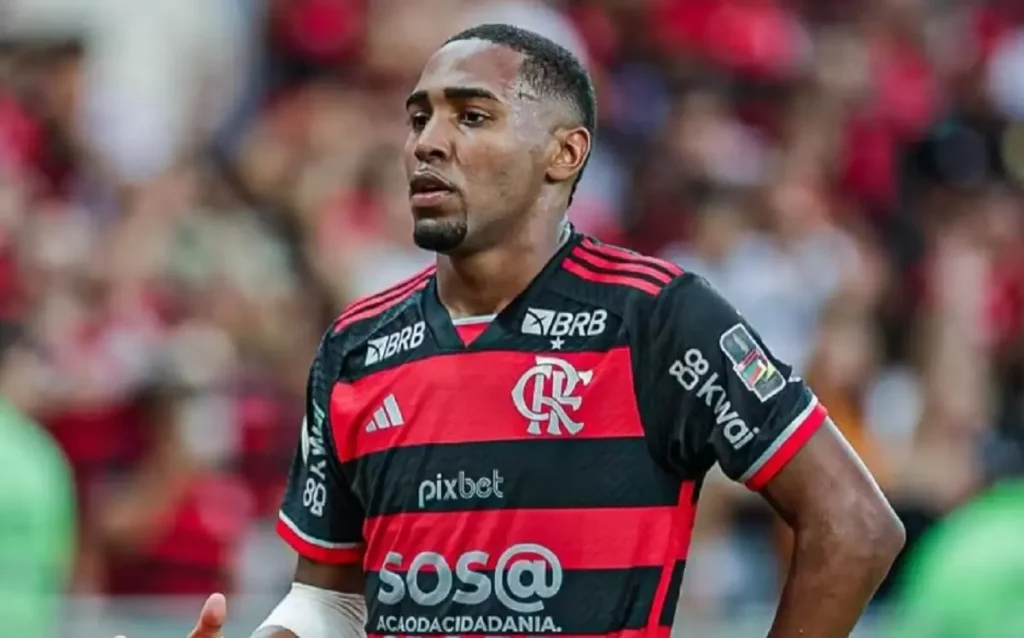 Lorran com a camisa do Flamengo - Foto: Site oficial do Flamengo
