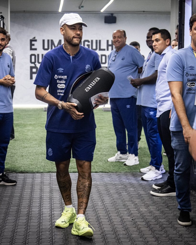 Neymar chegando no vestiário do Santos - Foto: Raul Baretta