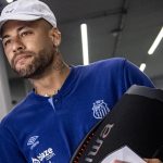 Neymar chegando no vestiário do Santos - Foto: Raul Baretta