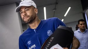 Neymar chegando no vestiário do Santos - Foto: Raul Baretta