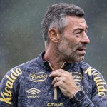 Pedro Caixinha no Santos - Foto: Raul Baretta