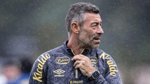 Pedro Caixinha no Santos - Foto: Raul Baretta