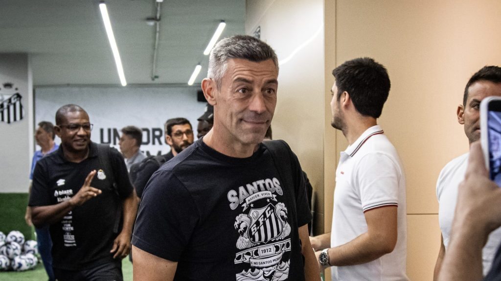 Pedro Caixinha no Santos - Foto: Raul Baretta