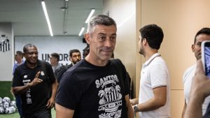 Pedro Caixinha no Santos - Foto: Raul Baretta