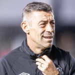 Pedro Caixinha no Santos - Foto: Raul Baretta