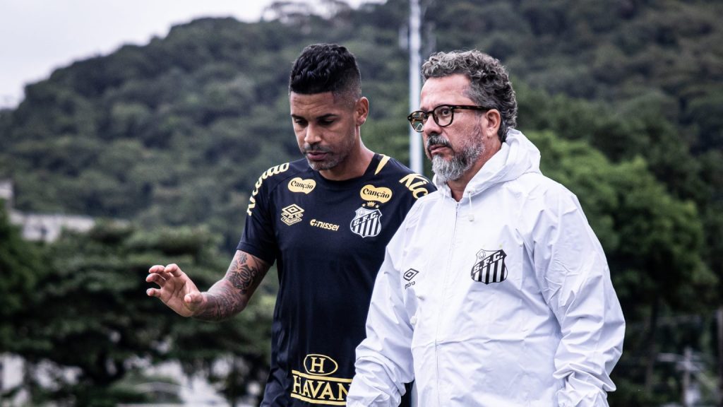 Cleber Xavier e Aderlan no Santos