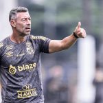 Pedro Caixinha treinando o Santos - Foto: Raul Baretta