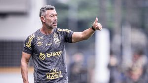 Pedro Caixinha treinando o Santos - Foto: Raul Baretta