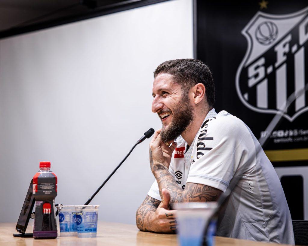 Zé RAfael apresentado no SAntos (2)