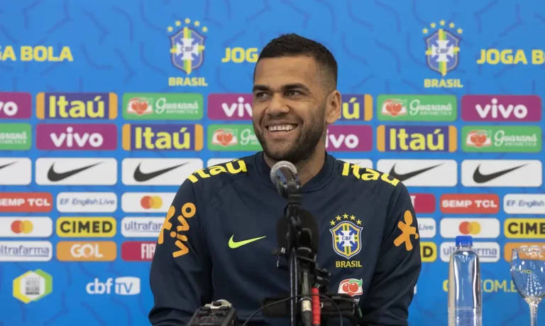 Daniel Alves oferecido ao Santos - Foto: CBF